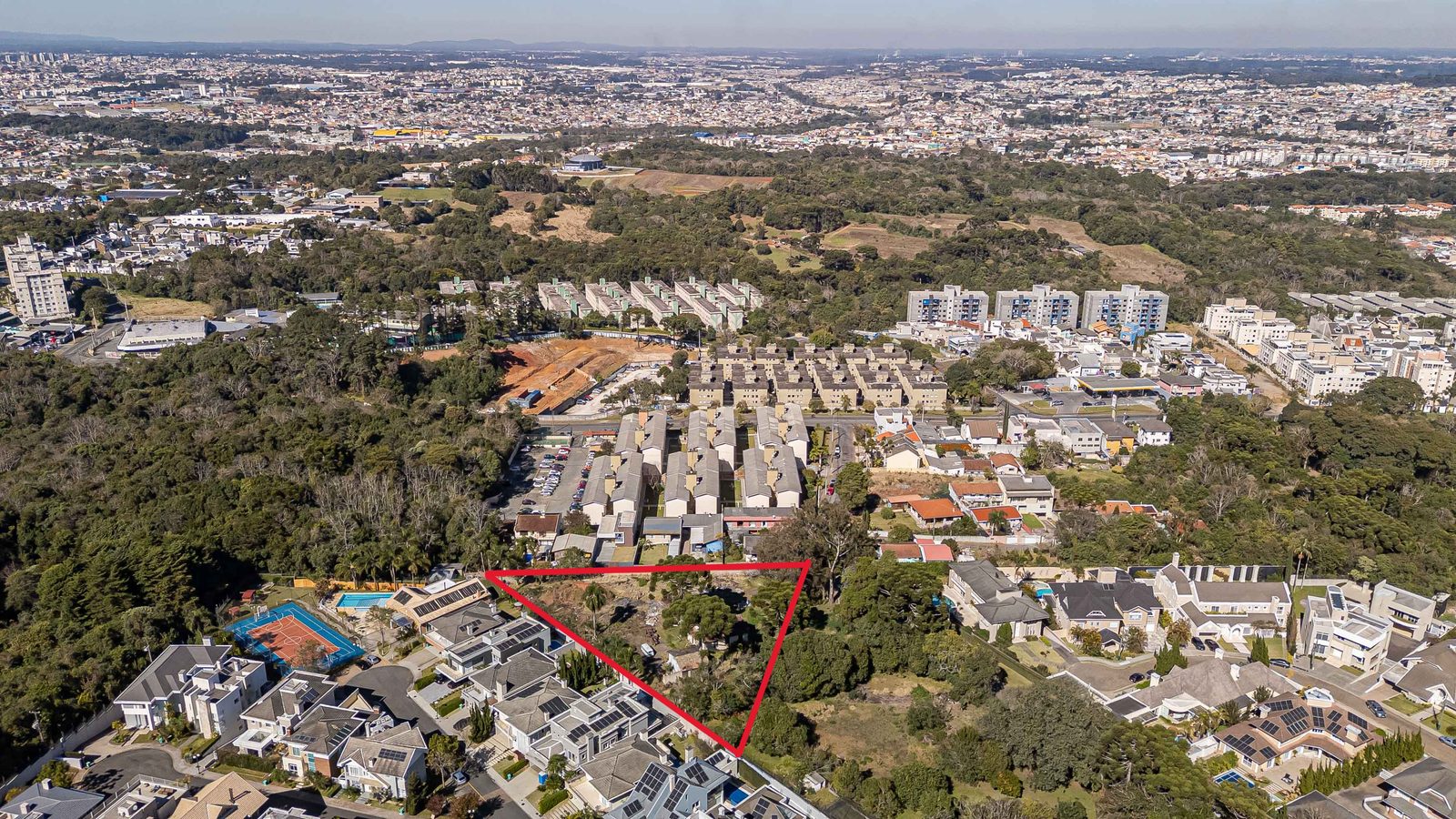 Vista aérea do terreno com demarcação