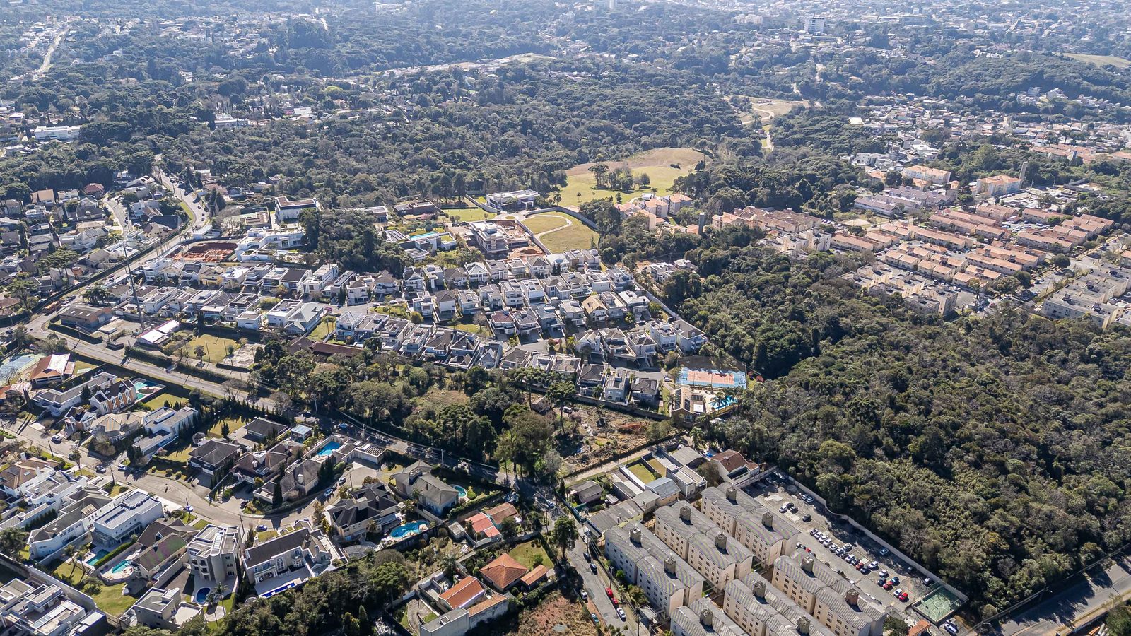 Vista aérea do bairro ao redor do terreno