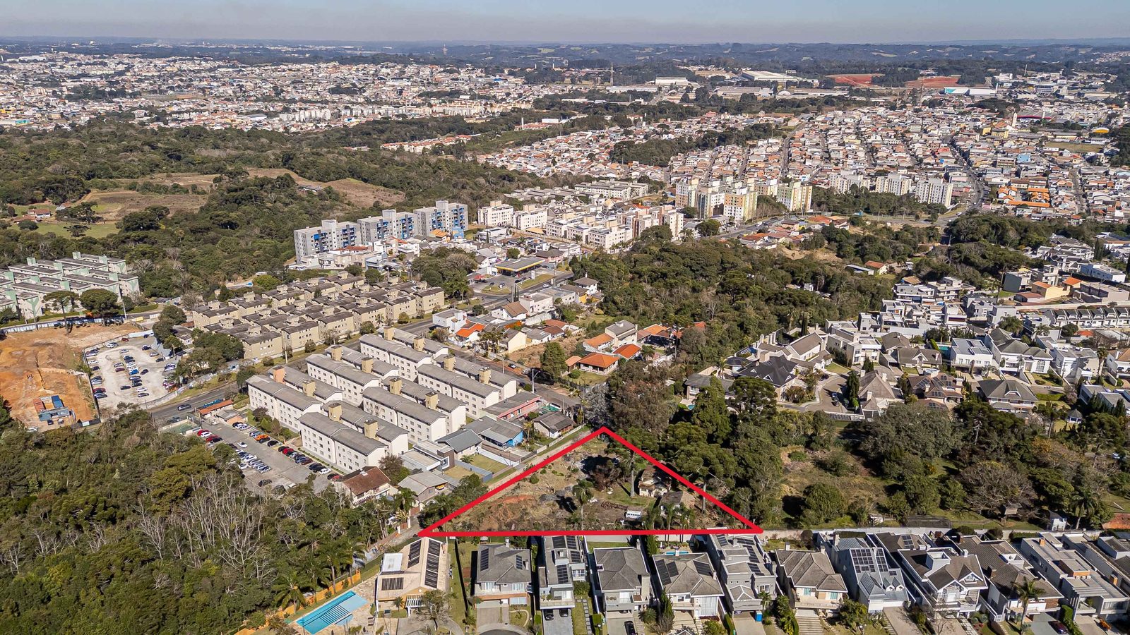 Vista aérea ampla do terreno e bairro